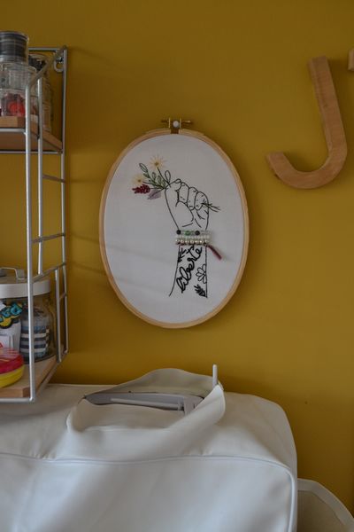 broderie liberté affichée dans mon atelier