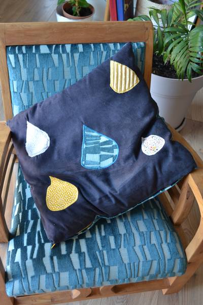 coussin noir appliqués goutte assorti au Charleston bleu canard