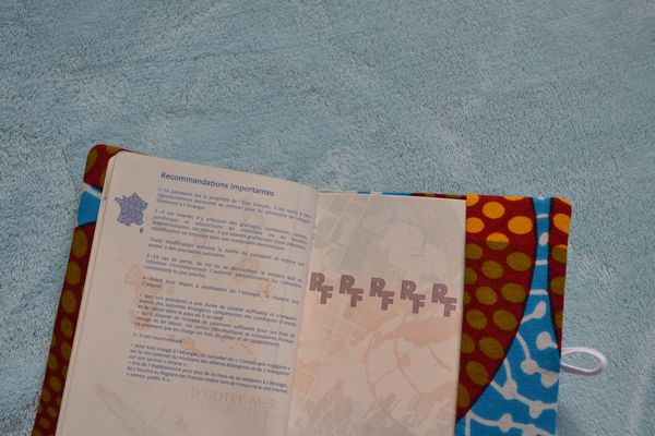 protège passeport en wax à partir d'une chemise upcyclée