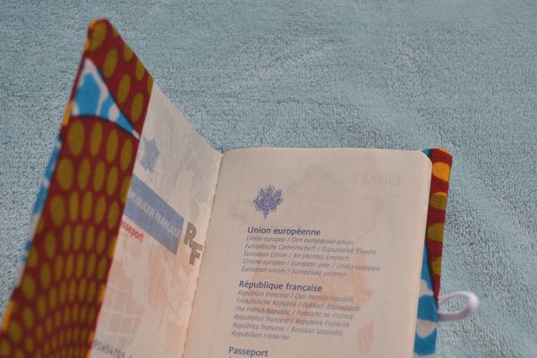 protège passeport en wax à partir d'une chemise upcyclée